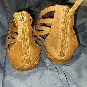 Back zip strappy flat sandel.